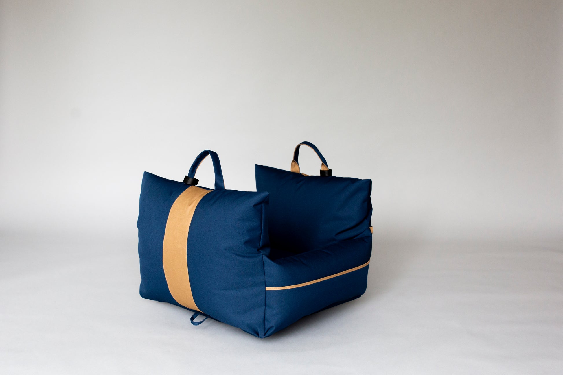 Dual tone dog car seat - Navy blue/Tan