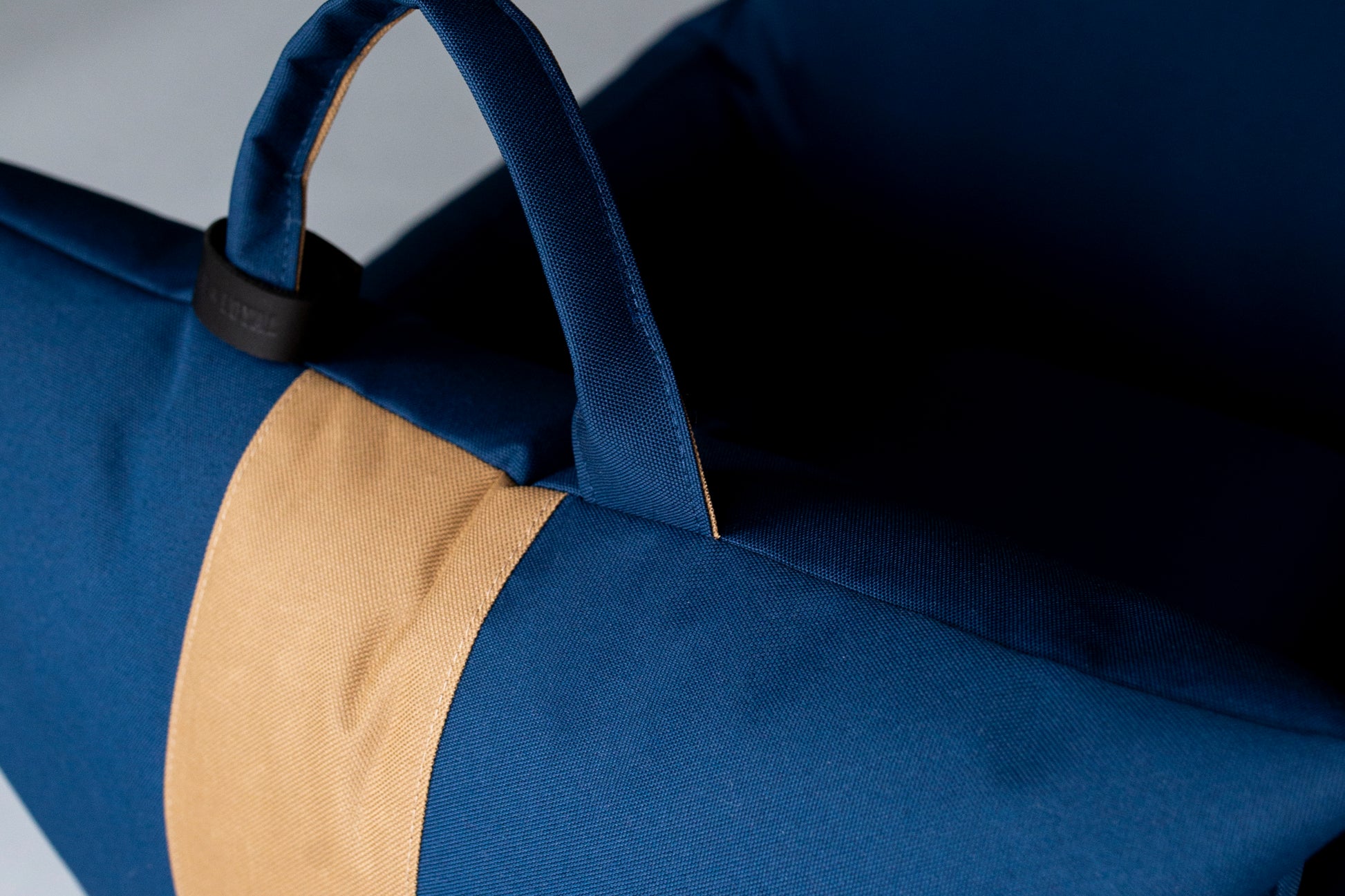 Dual tone dog car seat - Navy blue/Tan