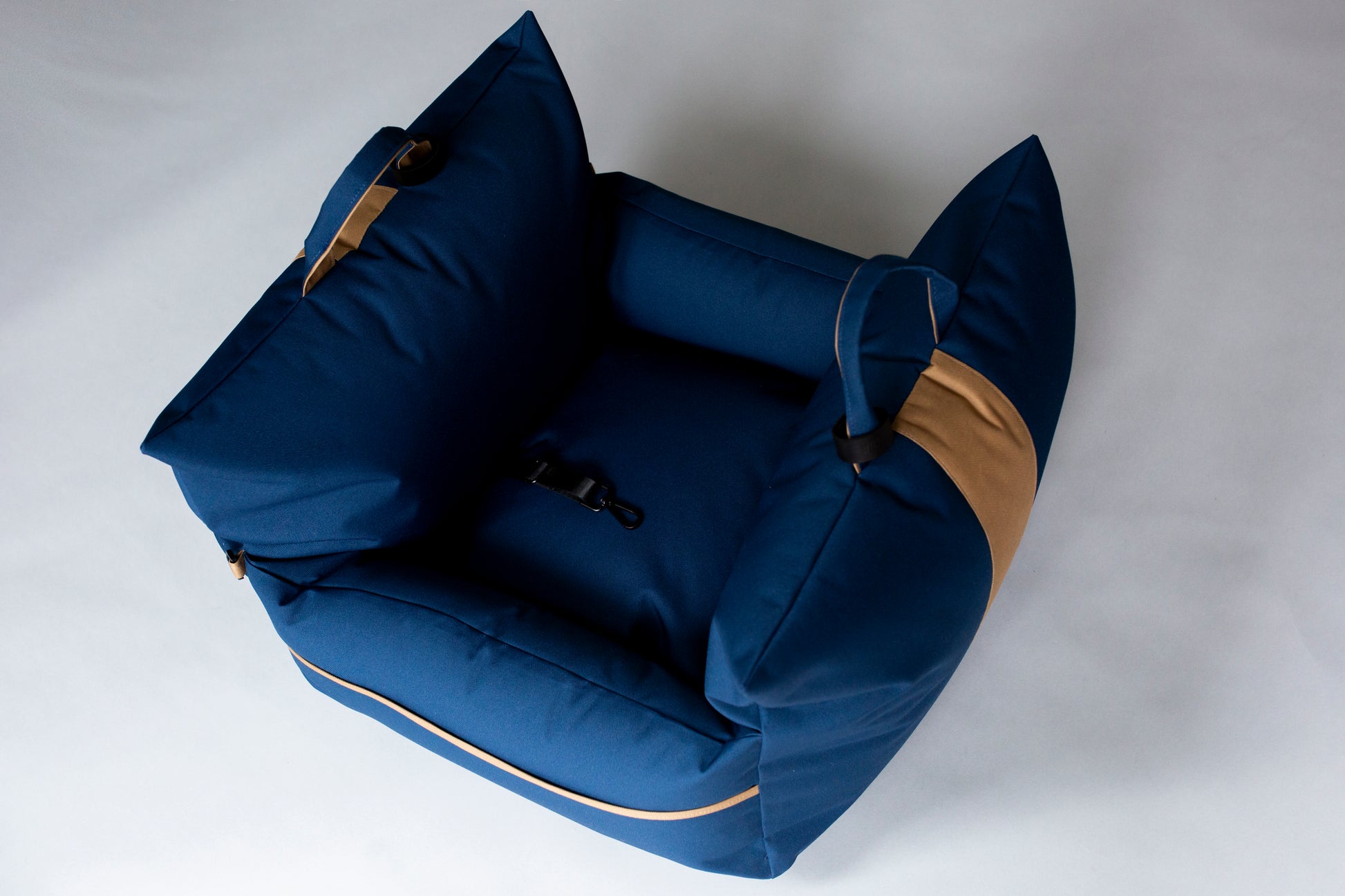 Dual tone dog car seat - Navy blue/Tan