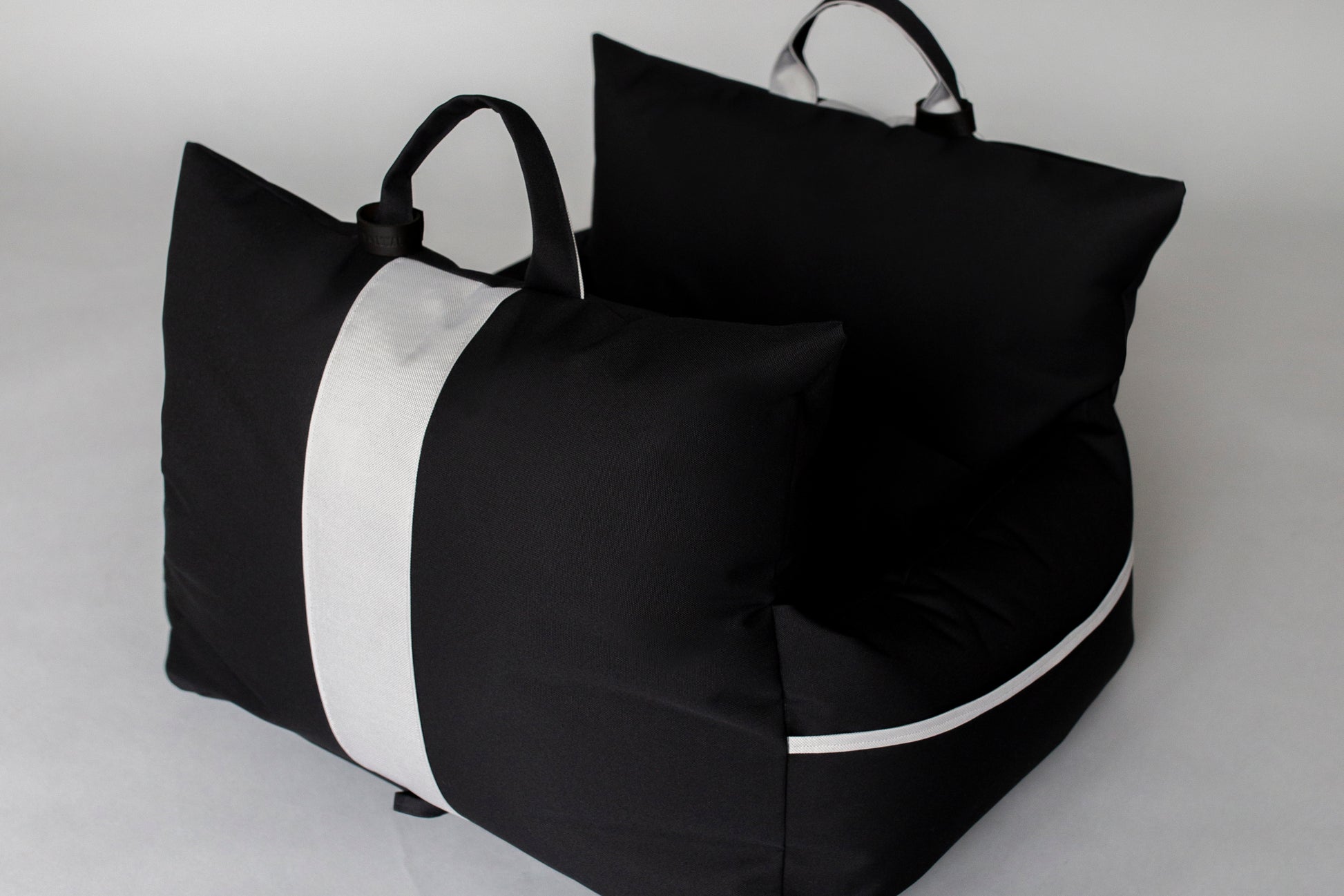 Dual tone dog car seat - Black/Grey